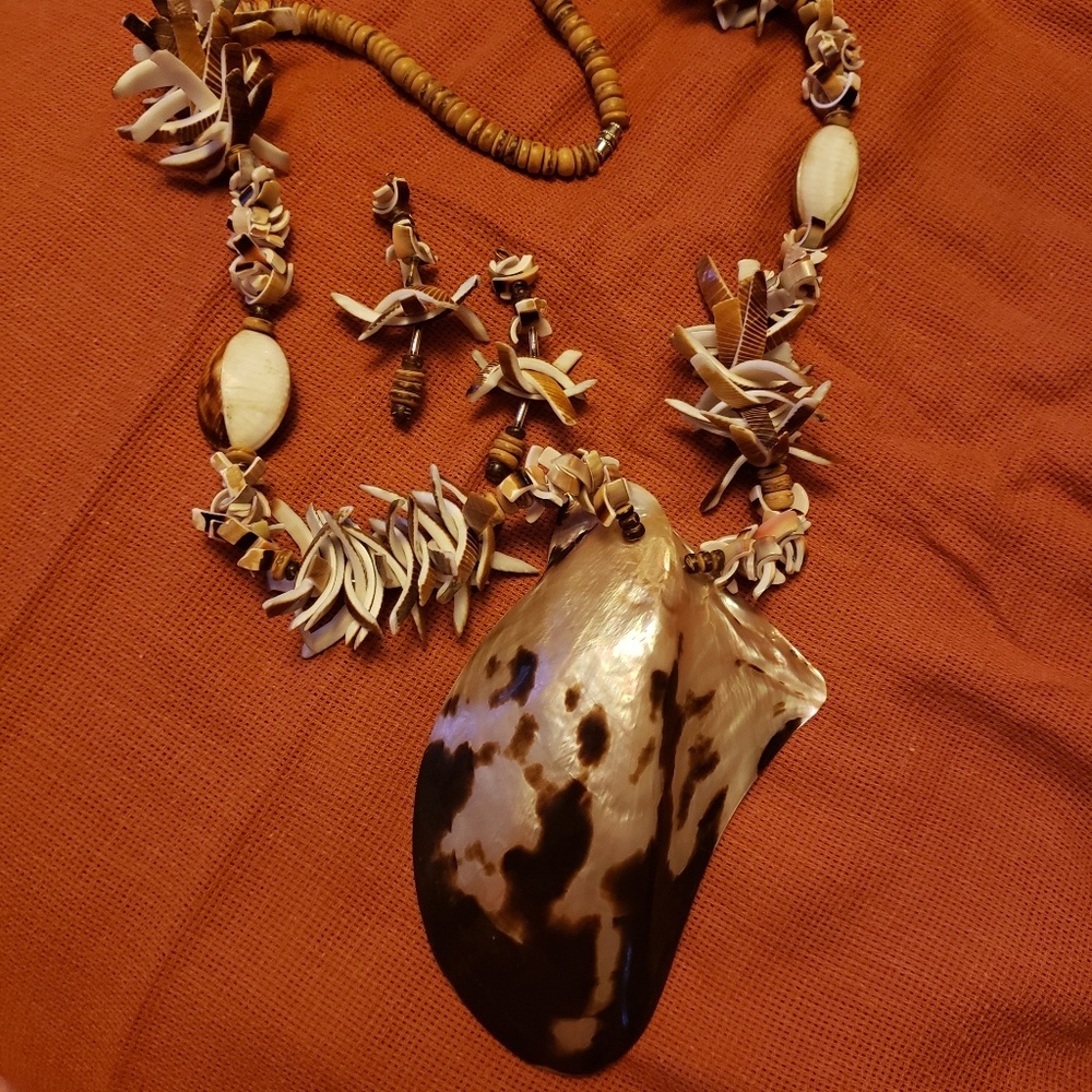 Beatiful Large vintage handmade shell set.